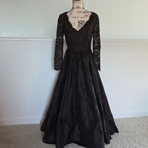 Elegant Brown Lace Long-Sleeve Evening Dress